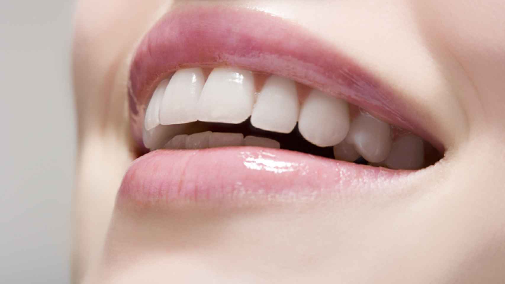Cómo blanquear los dientes en 5 sencillos pasos y sin productos químicos agresivos